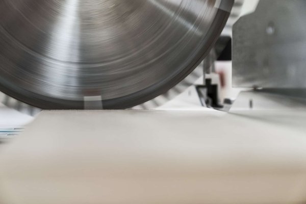 Pourquoi la scie radiale est indispensable en menuiserie moderne ?