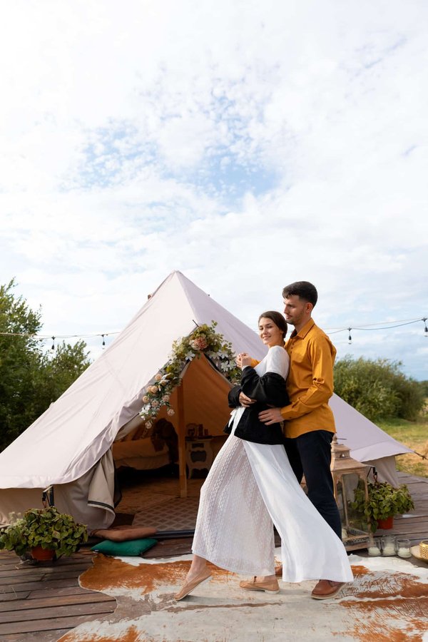 Est-ce que le glamping est une option au camping Cala Gogo ?