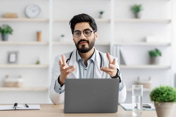 Comment la technologie est-elle utilisée dans les cliniques privées ?