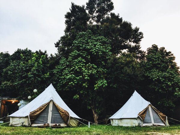 Le camping Artaudois propose-t-il du glamping ?